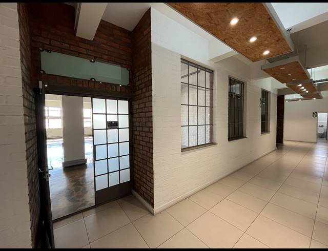 105M² BUSINESS TO LET IN WOODSTOCK